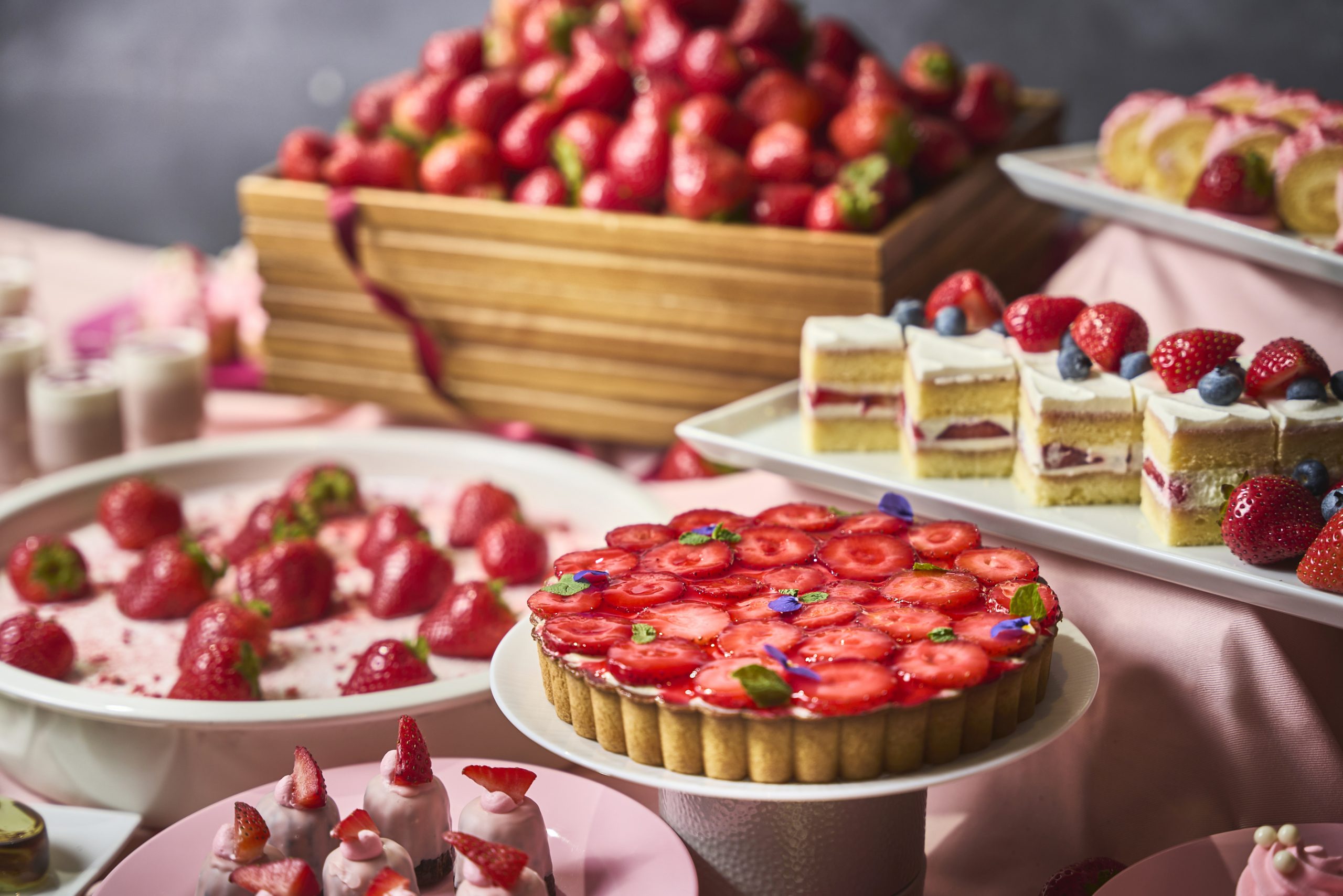 あまおう苺食べ放題！タイ料理も楽しめるユニークなスイーツビュッフェ