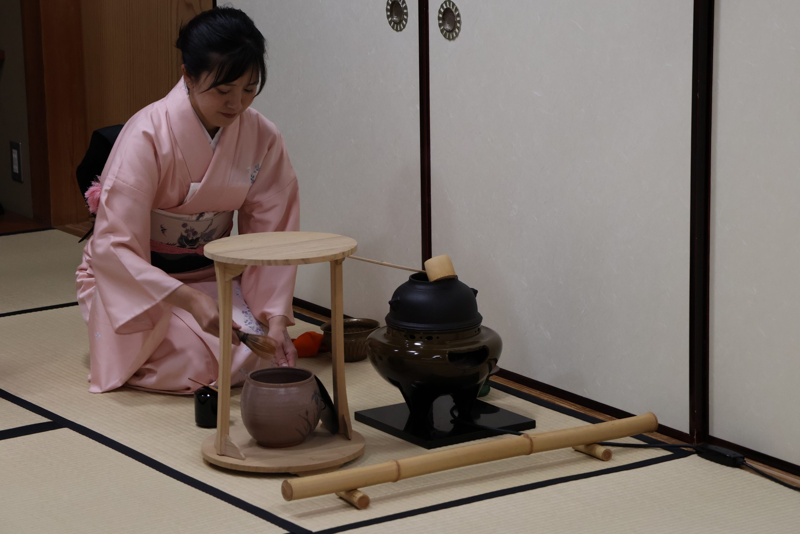 花菖蒲が見頃を迎える頃、大仙公園日本庭園で「花菖蒲茶会」を開催いたします
