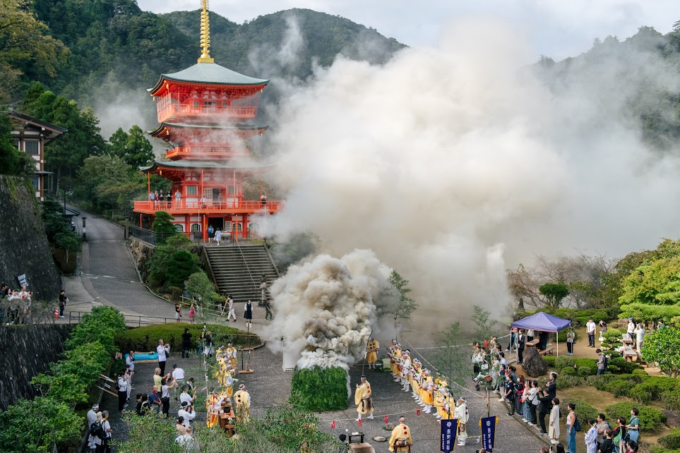 世界遺産「那智の滝と三重塔」を前に立ち上る炎と煙とともに世界平和と諸願成就・厄除開運