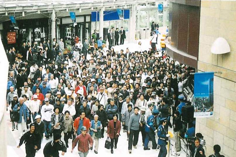 なんばパークスオープン直後のにぎわい