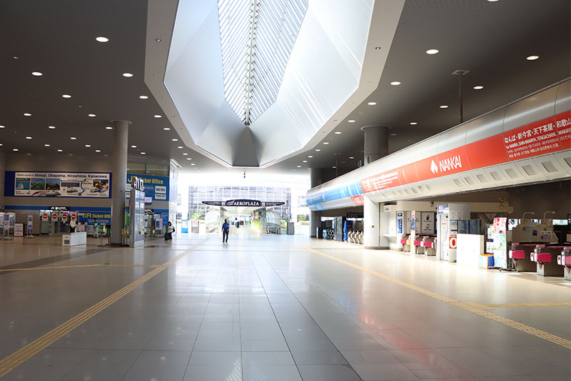 コロナ禍で閑散としている関西空港駅
