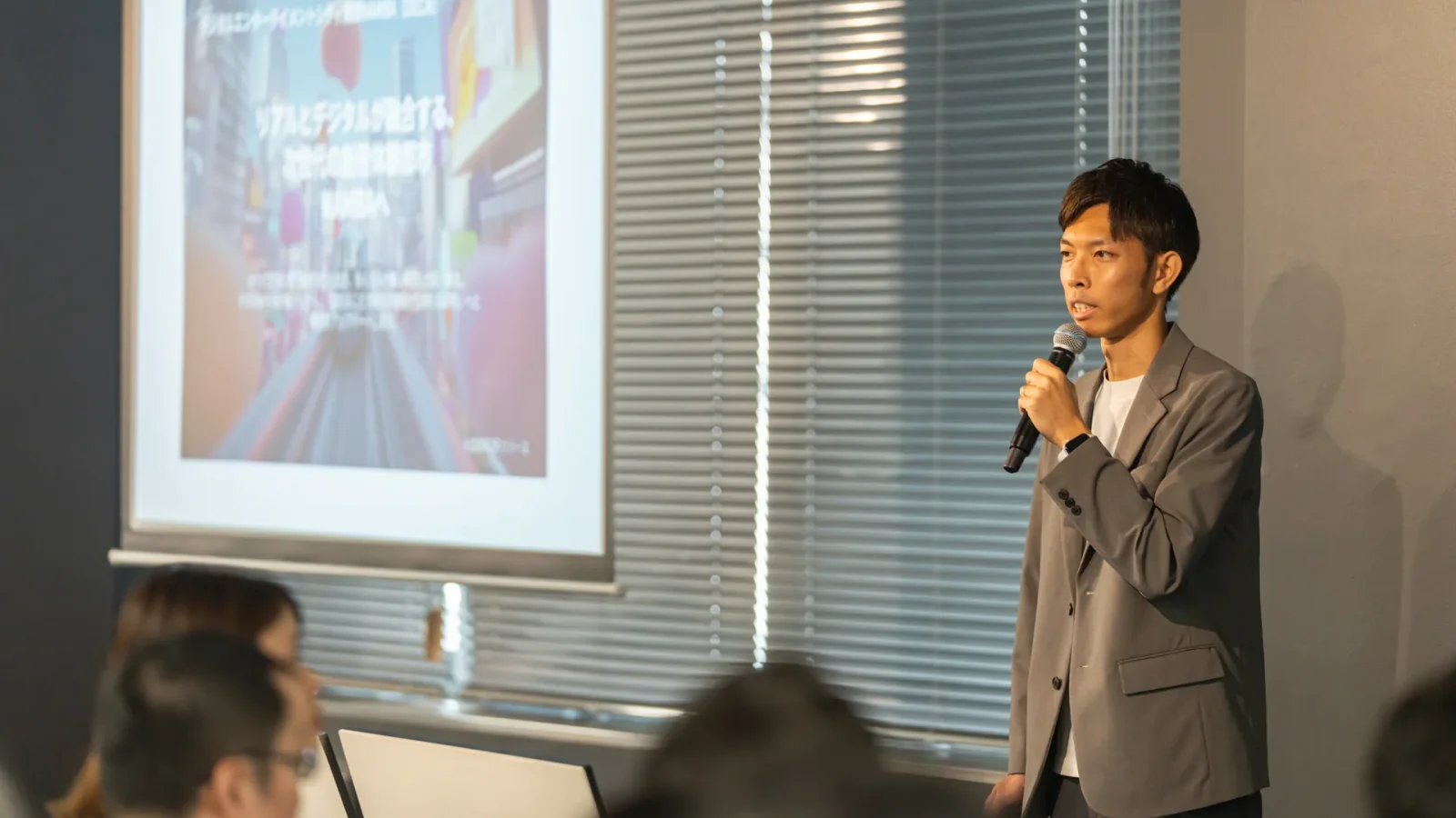 NEXs Fes #9 のリバースピッチに登壇し、DECNの構想を紹介する高野