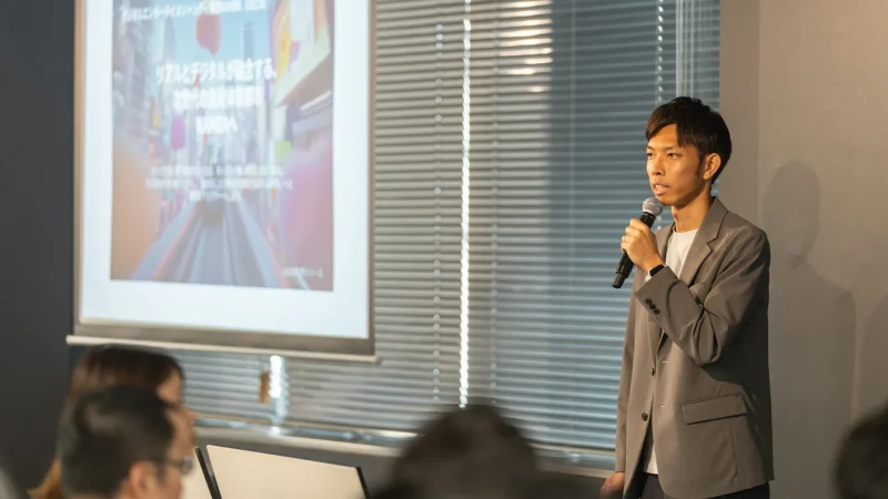 NEXs Fes #9 のリバースピッチに登壇し、DECNの構想を紹介する高野