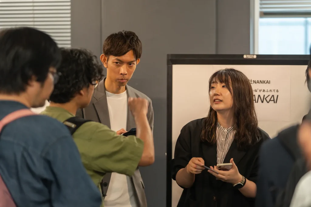 ピッチ後の交流会で参加者と意見を交わす様子