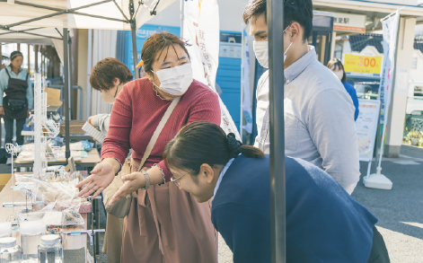 井原里駅前の授産品マルシェで販売している様子