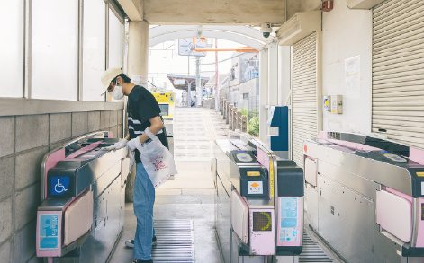 総合就労支援福祉施設・にしなりWingの利用者さんが西天下茶屋駅の改札口で消毒作業をする様子