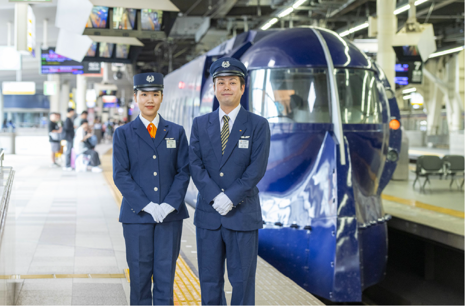 リニューアル前の鉄道制服を着用する男女