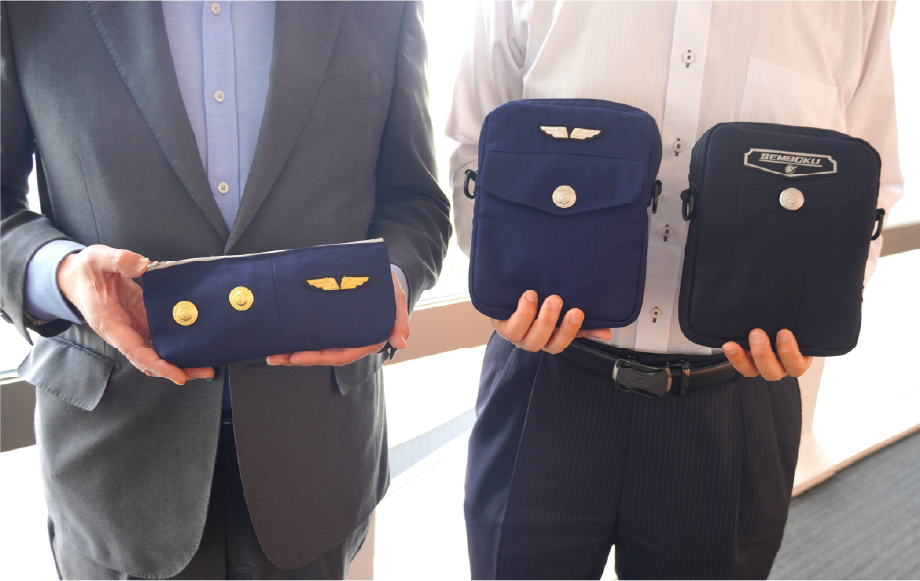 アップサイクルグッズである、スマホショルダーバッグとペンケースを持っている姿