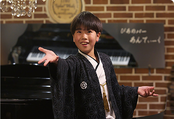 小学生歌手の歌唱