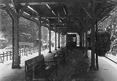 開通当時の極楽橋駅の写真
