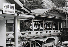 極楽橋駅連絡通路に保管される3代目ケーブルカーの写真