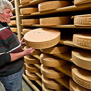 スイス「グリュイエールチーズ」写真
