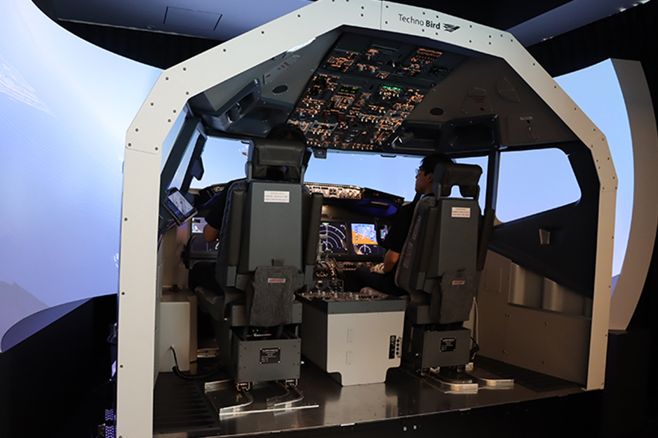 オフィスビル内に設置された「ボーイング 737MAX」の本格シュミレーター