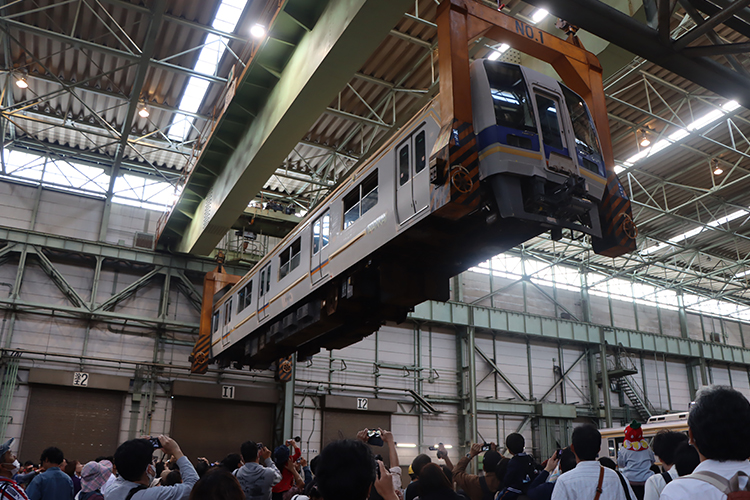 車両吊り下げ実演