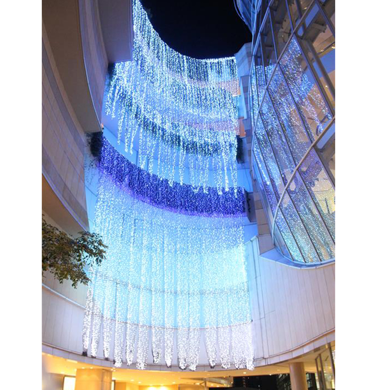 なんばパークス「光の滝」 9階からつらなる全長18m