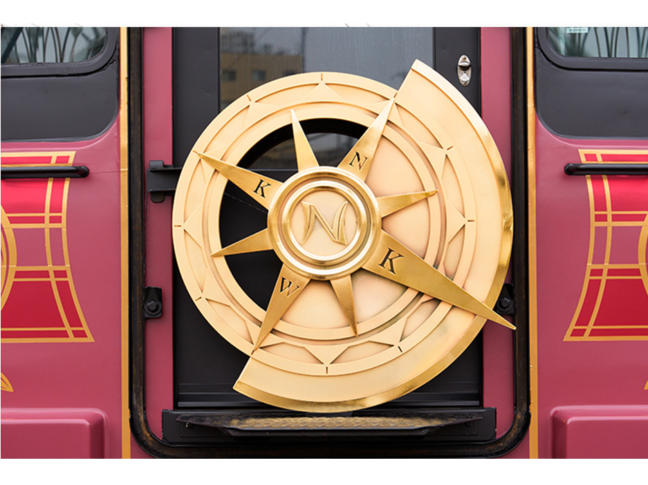 １号車、４号車に設置した「エンブレム」