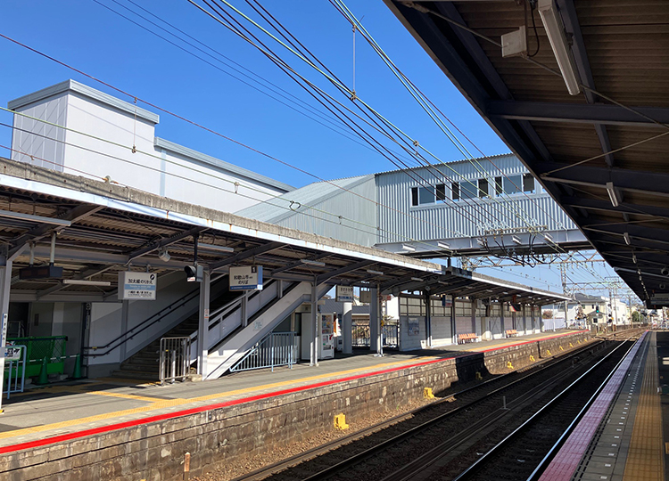 美装化した跨線橋通路の外装