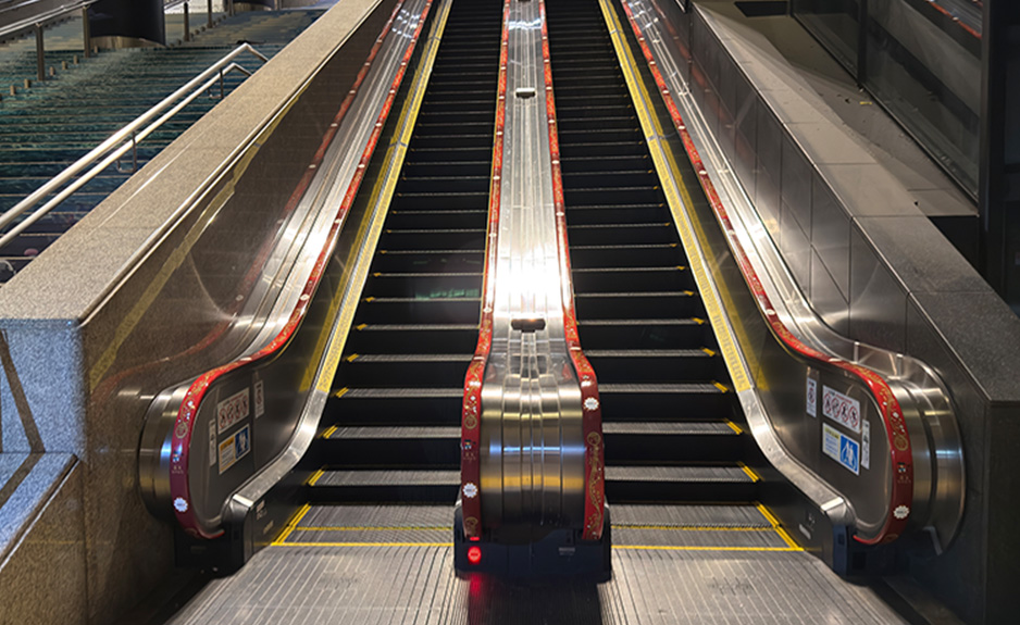 なんば駅エスカレーター手すりベルト