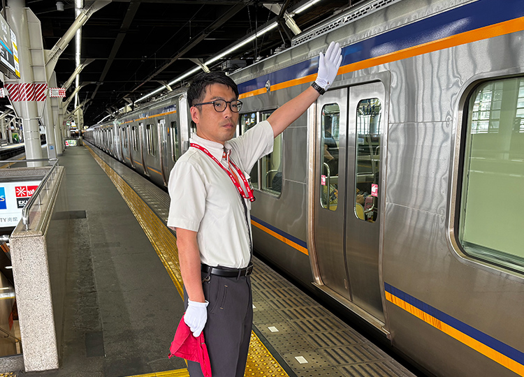 クールネックリングを着用する駅係員