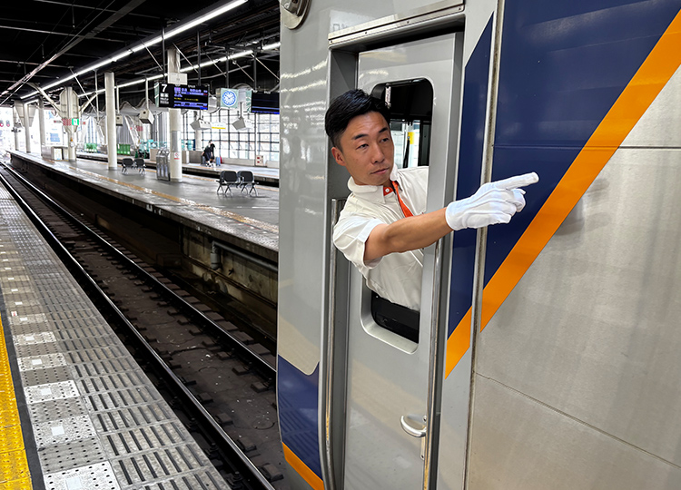 クールネックリングを着用する乗務員