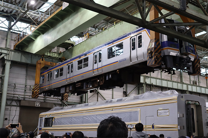 車両吊下げ作業イメージ