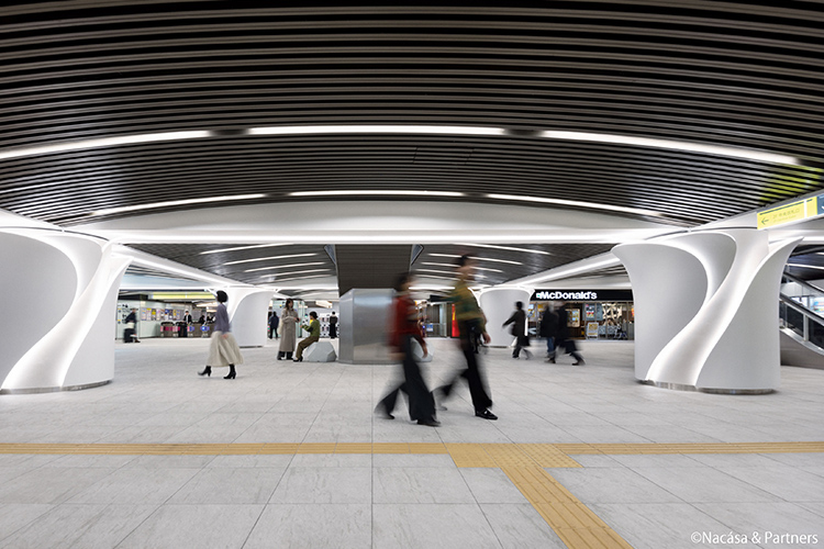 リニューアル後のなんば駅2階中央改札口コンコース