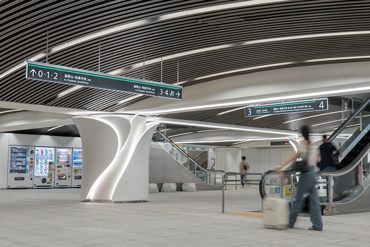 リニューアル後のなんば駅2階中央改札口コンコースの案内サイン